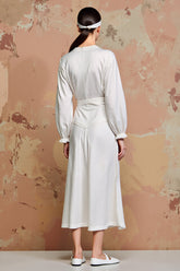 Weißes A-Linie Hochzeitsgastkleid mit langen Ärmeln